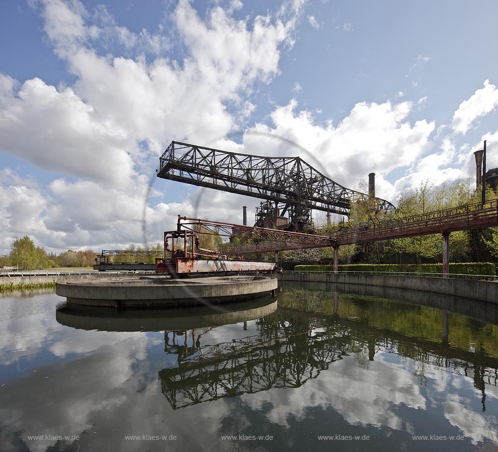 Duisburg Meiderich. Rundklaerbecken, Bock-Kran, Wolkenstimmung. Der Landschaftspark Duisburg-Nord, auch kurz LaPaDu ist ein etwa 200 Hektar groer Landschaftspark rund um ein stillgelegtes Huettenwerk in Duisburg-Meiderich, das im Rahmen der IBA (Internationale Bauausstellung Emscher Park) entstand. Der Landschaftspark ist einer der Ankerpunkte der Europaeischen Route der Industriekultur sowie der Route der Industriekultur im Ruhrgebiet;  Duisburg-Meiderich, the Meiderich ironworks are the main feature in the North Duisburg Landscape Park, sedimentation tank