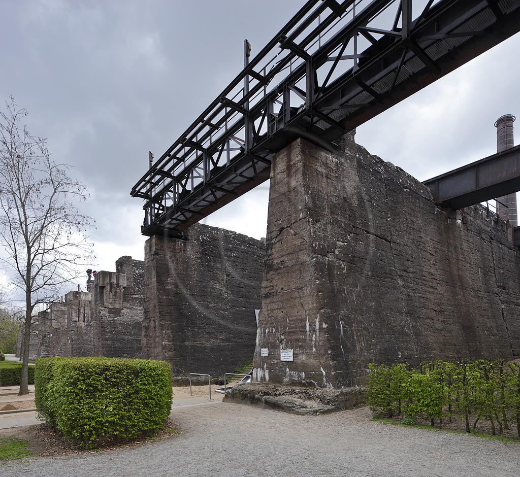 Duisburg Meiderich.Tagesbunker Vorratskammern von unten. Der Landschaftspark Duisburg-Nord, auch kurz LaPaDu ist ein etwa 200 Hektar groer Landschaftspark rund um ein stillgelegtes Huettenwerk in Duisburg-Meiderich, das im Rahmen der IBA (Internationale Bauausstellung Emscher Park) entstand. Der Landschaftspark ist einer der Ankerpunkte der Europaeischen Route der Industriekultur sowie der Route der Industriekultur im Ruhrgebiet;  Duisburg-Meiderich, the Meiderich ironworks are the main feature in the North Duisburg Landscape Park, day bunker.