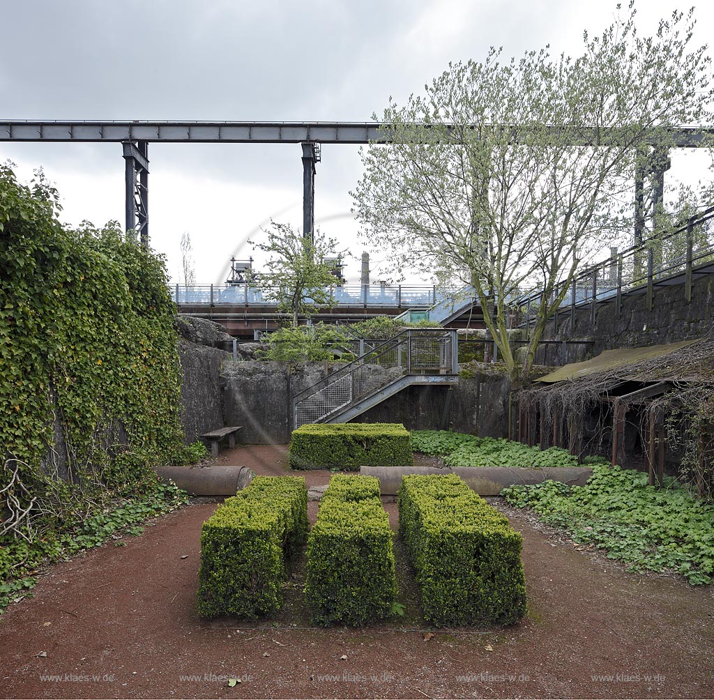 Duisburg Meiderich.Tagesbunker Vorratskammer mit Garten und Buchshecke, von unten. Der Landschaftspark Duisburg-Nord, auch kurz LaPaDu ist ein etwa 200 Hektar groer Landschaftspark rund um ein stillgelegtes Huettenwerk in Duisburg-Meiderich, das im Rahmen der IBA (Internationale Bauausstellung Emscher Park) entstand. Der Landschaftspark ist einer der Ankerpunkte der Europaeischen Route der Industriekultur sowie der Route der Industriekultur im Ruhrgebiet;  Duisburg-Meiderich, the Meiderich ironworks are the main feature in the North Duisburg Landscape Park, day bunker garden.