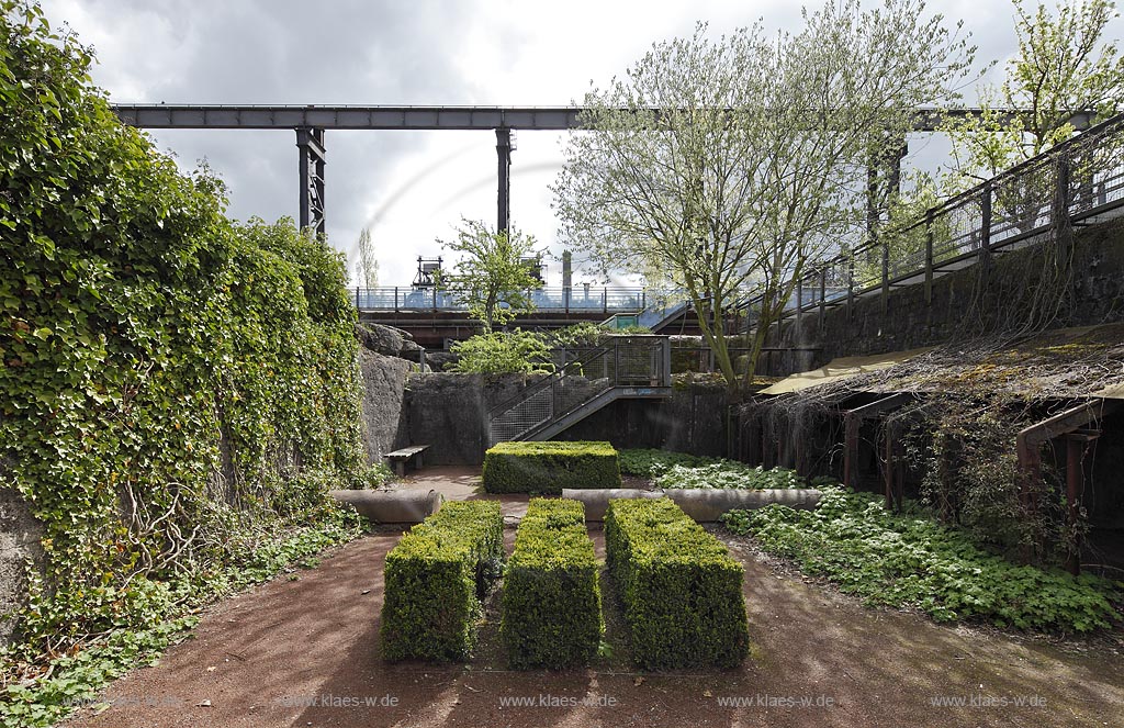 Duisburg Meiderich.Tagesbunker Vorratskammer mit Garten und Buchshecke, von unten. Der Landschaftspark Duisburg-Nord, auch kurz LaPaDu ist ein etwa 200 Hektar groer Landschaftspark rund um ein stillgelegtes Huettenwerk in Duisburg-Meiderich, das im Rahmen der IBA (Internationale Bauausstellung Emscher Park) entstand. Der Landschaftspark ist einer der Ankerpunkte der Europaeischen Route der Industriekultur sowie der Route der Industriekultur im Ruhrgebiet;  Duisburg-Meiderich, the Meiderich ironworks are the main feature in the North Duisburg Landscape Park, day bunker garden.