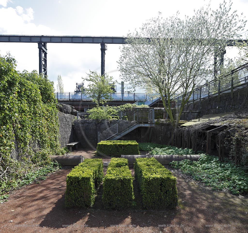 Duisburg Meiderich.Tagesbunker Vorratskammer mit Garten und Buchshecke, von unten. Der Landschaftspark Duisburg-Nord, auch kurz LaPaDu ist ein etwa 200 Hektar groer Landschaftspark rund um ein stillgelegtes Huettenwerk in Duisburg-Meiderich, das im Rahmen der IBA (Internationale Bauausstellung Emscher Park) entstand. Der Landschaftspark ist einer der Ankerpunkte der Europaeischen Route der Industriekultur sowie der Route der Industriekultur im Ruhrgebiet;  Duisburg-Meiderich, the Meiderich ironworks are the main feature in the North Duisburg Landscape Park, day bunker garden.