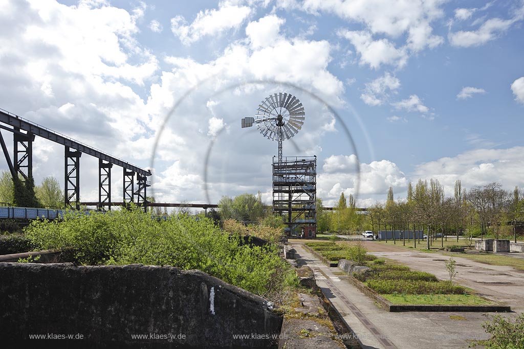 Duisburg Meiderich. Blick ueber Sintergaerten, Sinterplatz zum Windkrafttum. Der Landschaftspark Duisburg-Nord, auch kurz LaPaDu ist ein etwa 200 Hektar groer Landschaftspark rund um ein stillgelegtes Huettenwerk in Duisburg-Meiderich, das im Rahmen der IBA (Internationale Bauausstellung Emscher Park) entstand. Der Landschaftspark ist einer der Ankerpunkte der Europaeischen Route der Industriekultur sowie der Route der Industriekultur im Ruhrgebiet;  Duisburg-Meiderich, the Meiderich ironworks are the main feature in the North Duisburg Landscape Park,view from to the wind turbine towerwith sintering plant.