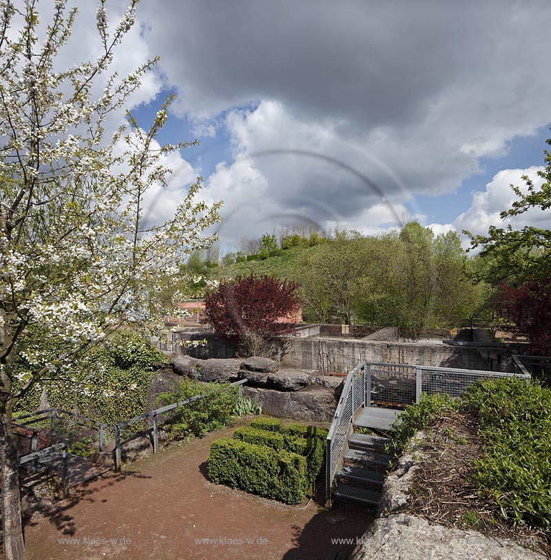 Duisburg Meiderich.Tagesbunker Vorratskammer mit Garten und Buchshecke, von oben. Der Landschaftspark Duisburg-Nord, auch kurz LaPaDu ist ein etwa 200 Hektar groer Landschaftspark rund um ein stillgelegtes Huettenwerk in Duisburg-Meiderich, das im Rahmen der IBA (Internationale Bauausstellung Emscher Park) entstand. Der Landschaftspark ist einer der Ankerpunkte der Europaeischen Route der Industriekultur sowie der Route der Industriekultur im Ruhrgebiet;  Duisburg-Meiderich, the Meiderich ironworks are the main feature in the North Duisburg Landscape Park, day bunker garden.