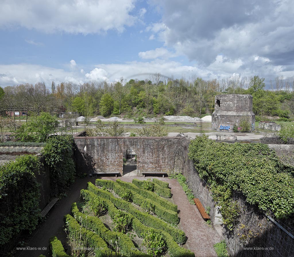 Duisburg Meiderich.Tagesbunker Vorratskammer mit Garten und Buchshecke, von oben. Der Landschaftspark Duisburg-Nord, auch kurz LaPaDu ist ein etwa 200 Hektar groer Landschaftspark rund um ein stillgelegtes Huettenwerk in Duisburg-Meiderich, das im Rahmen der IBA (Internationale Bauausstellung Emscher Park) entstand. Der Landschaftspark ist einer der Ankerpunkte der Europaeischen Route der Industriekultur sowie der Route der Industriekultur im Ruhrgebiet;  Duisburg-Meiderich, the Meiderich ironworks are the main feature in the North Duisburg Landscape Park, day bunker garden.