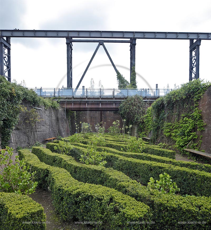 Duisburg Meiderich.Tagesbunker Vorratskammer mit Heckengarten,  Buchshecke, von unten. Der Landschaftspark Duisburg-Nord, auch kurz LaPaDu ist ein etwa 200 Hektar groer Landschaftspark rund um ein stillgelegtes Huettenwerk in Duisburg-Meiderich, das im Rahmen der IBA (Internationale Bauausstellung Emscher Park) entstand. Der Landschaftspark ist einer der Ankerpunkte der Europaeischen Route der Industriekultur sowie der Route der Industriekultur im Ruhrgebiet;  Duisburg-Meiderich, the Meiderich ironworks are the main feature in the North Duisburg Landscape Park, day bunker garden.