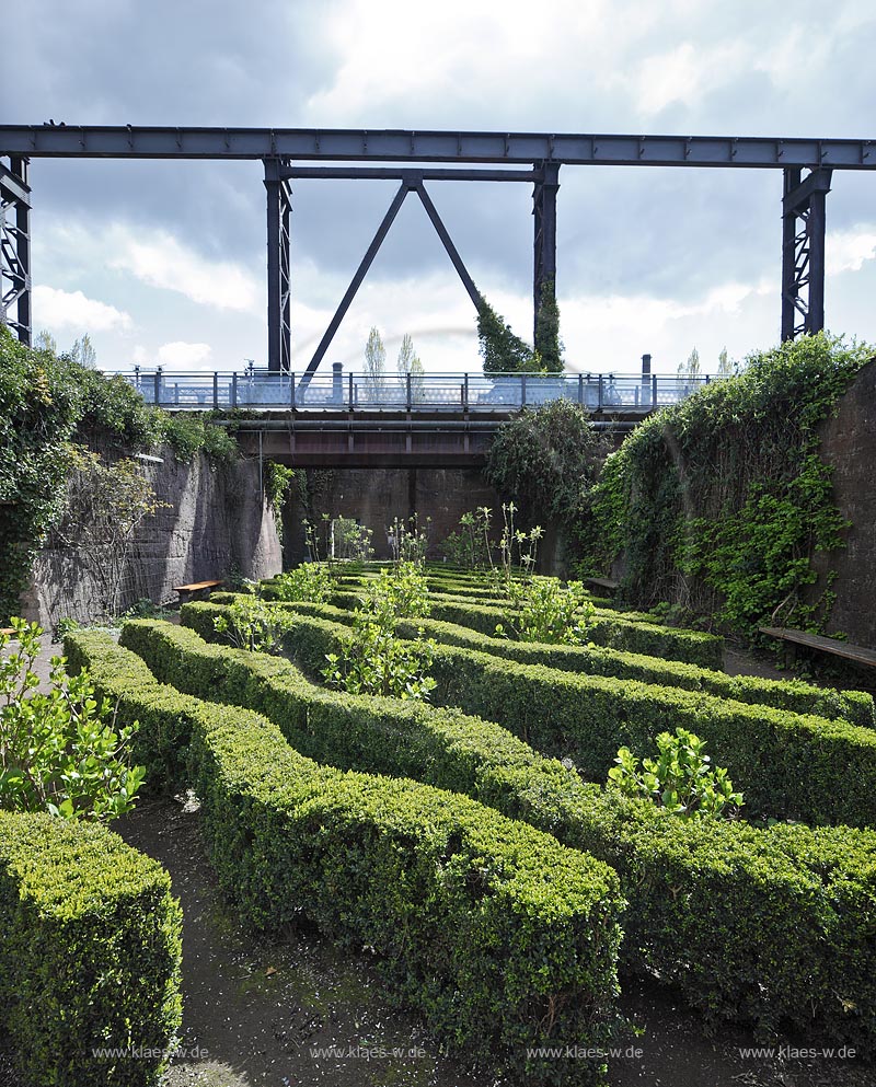 Duisburg Meiderich.Tagesbunker Vorratskammer mit Heckengarten,  Buchshecke, von unten. Der Landschaftspark Duisburg-Nord, auch kurz LaPaDu ist ein etwa 200 Hektar groer Landschaftspark rund um ein stillgelegtes Huettenwerk in Duisburg-Meiderich, das im Rahmen der IBA (Internationale Bauausstellung Emscher Park) entstand. Der Landschaftspark ist einer der Ankerpunkte der Europaeischen Route der Industriekultur sowie der Route der Industriekultur im Ruhrgebiet;  Duisburg-Meiderich, the Meiderich ironworks are the main feature in the North Duisburg Landscape Park, day bunker garden.