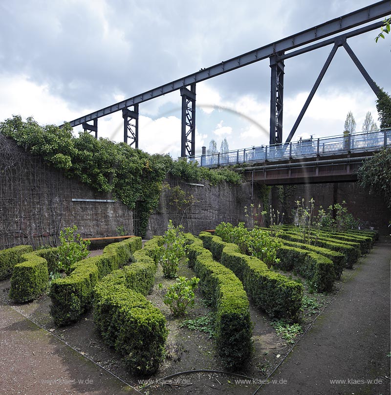 Duisburg Meiderich.Tagesbunker Vorratskammer mit Heckengarten,  Buchshecke, von unten. Der Landschaftspark Duisburg-Nord, auch kurz LaPaDu ist ein etwa 200 Hektar groer Landschaftspark rund um ein stillgelegtes Huettenwerk in Duisburg-Meiderich, das im Rahmen der IBA (Internationale Bauausstellung Emscher Park) entstand. Der Landschaftspark ist einer der Ankerpunkte der Europaeischen Route der Industriekultur sowie der Route der Industriekultur im Ruhrgebiet;  Duisburg-Meiderich, the Meiderich ironworks are the main feature in the North Duisburg Landscape Park, day bunker garden.