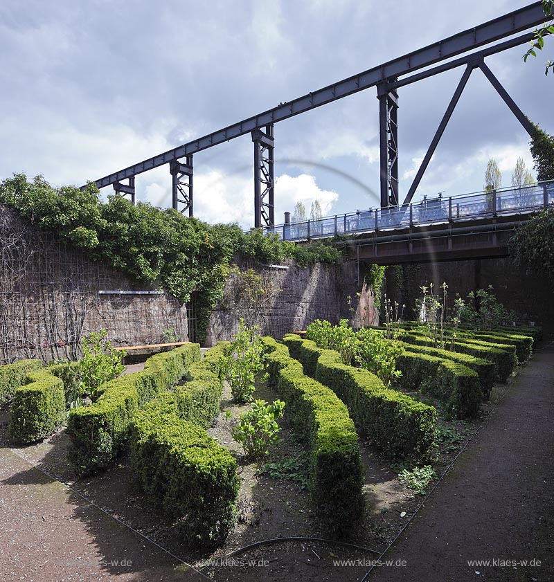 Duisburg Meiderich.Tagesbunker Vorratskammer mit Heckengarten,  Buchshecke, von unten. Der Landschaftspark Duisburg-Nord, auch kurz LaPaDu ist ein etwa 200 Hektar groer Landschaftspark rund um ein stillgelegtes Huettenwerk in Duisburg-Meiderich, das im Rahmen der IBA (Internationale Bauausstellung Emscher Park) entstand. Der Landschaftspark ist einer der Ankerpunkte der Europaeischen Route der Industriekultur sowie der Route der Industriekultur im Ruhrgebiet;  Duisburg-Meiderich, the Meiderich ironworks are the main feature in the North Duisburg Landscape Park, day bunker garden.