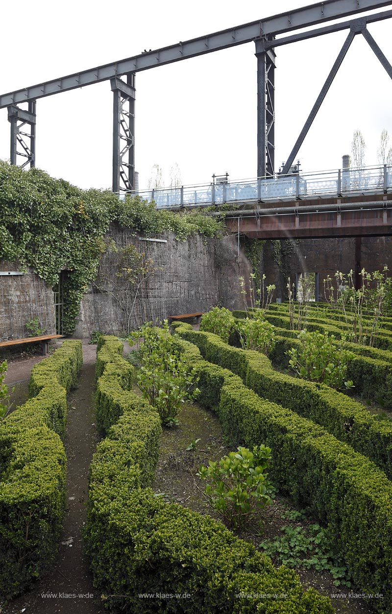 Duisburg Meiderich.Tagesbunker Vorratskammer mit Heckengarten,  Buchshecke, von unten. Der Landschaftspark Duisburg-Nord, auch kurz LaPaDu ist ein etwa 200 Hektar groer Landschaftspark rund um ein stillgelegtes Huettenwerk in Duisburg-Meiderich, das im Rahmen der IBA (Internationale Bauausstellung Emscher Park) entstand. Der Landschaftspark ist einer der Ankerpunkte der Europaeischen Route der Industriekultur sowie der Route der Industriekultur im Ruhrgebiet;  Duisburg-Meiderich, the Meiderich ironworks are the main feature in the North Duisburg Landscape Park, day bunker garden.