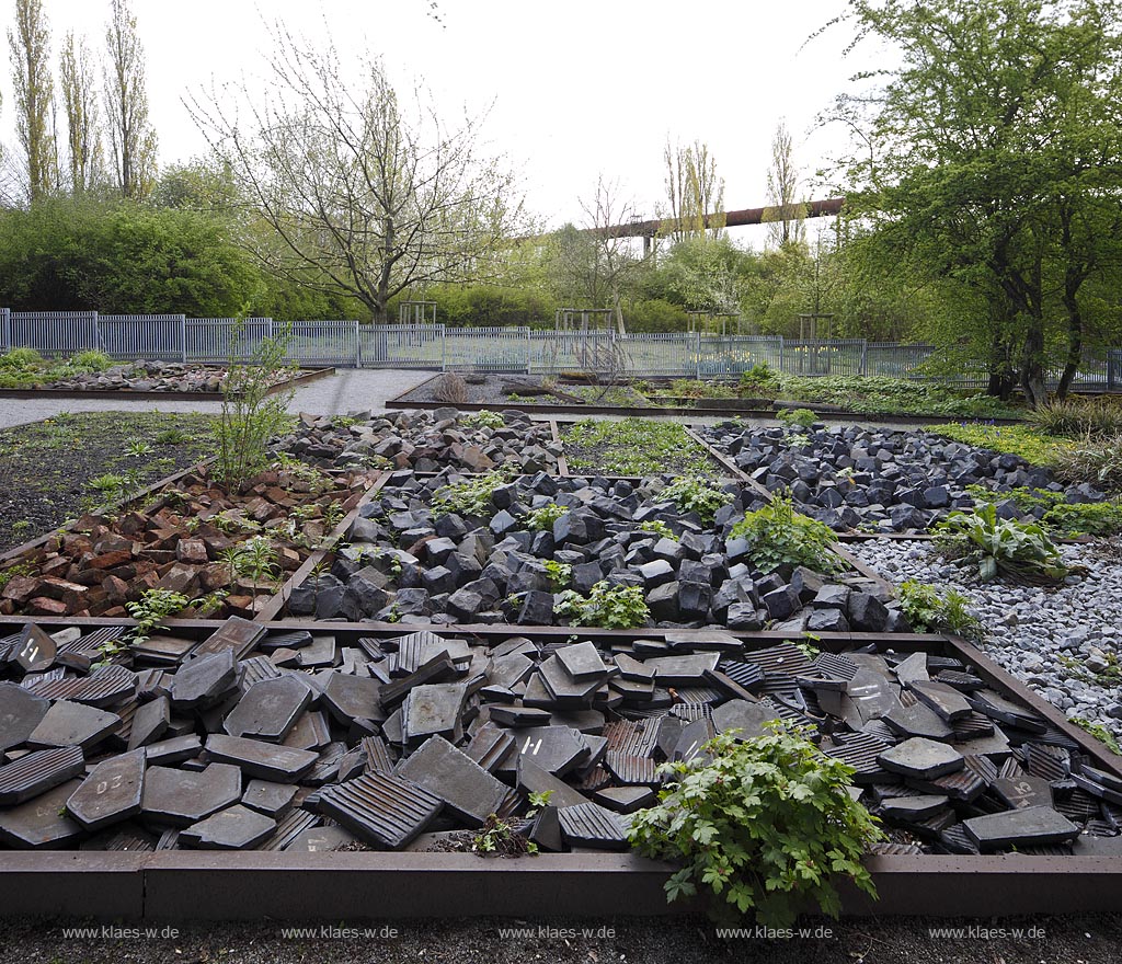 Duisburg Meiderich. Hamborner Stadtrandrandgarten. Der Landschaftspark Duisburg-Nord, auch kurz LaPaDu ist ein etwa 200 Hektar groer Landschaftspark rund um ein stillgelegtes Huettenwerk in Duisburg-Meiderich, das im Rahmen der IBA (Internationale Bauausstellung Emscher Park) entstand. Der Landschaftspark ist einer der Ankerpunkte der Europaeischen Route der Industriekultur sowie der Route der Industriekultur im Ruhrgebiet;  Duisburg-Meiderich, the Meiderich ironworks are the main feature in the North Duisburg Landscape Park, Hamborners outskirts garden