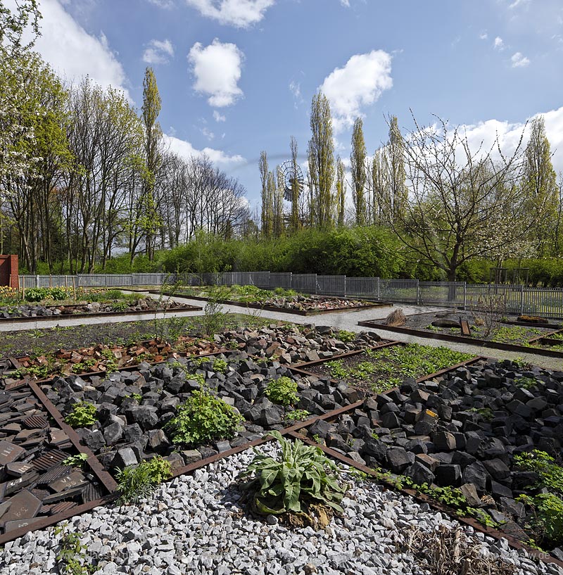 Duisburg Meiderich. Hamborner Stadtrandrandgarten. Der Landschaftspark Duisburg-Nord, auch kurz LaPaDu ist ein etwa 200 Hektar groer Landschaftspark rund um ein stillgelegtes Huettenwerk in Duisburg-Meiderich, das im Rahmen der IBA (Internationale Bauausstellung Emscher Park) entstand. Der Landschaftspark ist einer der Ankerpunkte der Europaeischen Route der Industriekultur sowie der Route der Industriekultur im Ruhrgebiet;  Duisburg-Meiderich, the Meiderich ironworks are the main feature in the North Duisburg Landscape Park, Hamborners outskirts garden