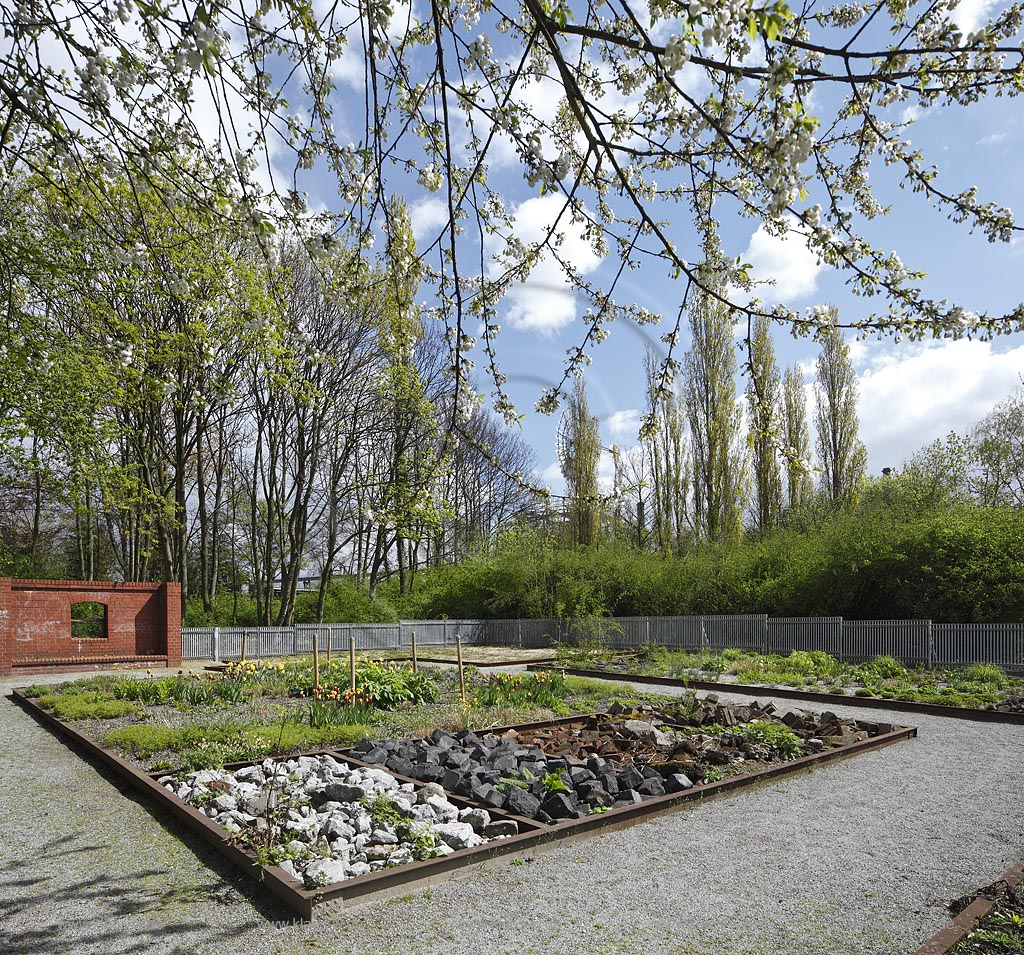 Duisburg Meiderich. Hamborner Stadtrandrandgarten. Der Landschaftspark Duisburg-Nord, auch kurz LaPaDu ist ein etwa 200 Hektar groer Landschaftspark rund um ein stillgelegtes Huettenwerk in Duisburg-Meiderich, das im Rahmen der IBA (Internationale Bauausstellung Emscher Park) entstand. Der Landschaftspark ist einer der Ankerpunkte der Europaeischen Route der Industriekultur sowie der Route der Industriekultur im Ruhrgebiet;  Duisburg-Meiderich, the Meiderich ironworks are the main feature in the North Duisburg Landscape Park, Hamborners outskirts garden