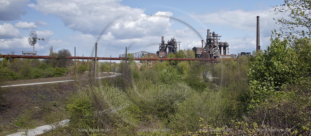 Duisburg Meiderich. Panoramablick zum Windenerieturm links, Hochgasleitung, Bock-Kran, Hochofen 1, 2 und 5 rechts. Der Landschaftspark Duisburg-Nord, auch kurz LaPaDu ist ein etwa 200 Hektar groer Landschaftspark rund um ein stillgelegtes Huettenwerk in Duisburg-Meiderich, das im Rahmen der IBA (Internationale Bauausstellung Emscher Park) entstand. Der Landschaftspark ist einer der Ankerpunkte der Europaeischen Route der Industriekultur sowie der Route der Industriekultur im Ruhrgebiet;  Duisburg-Meiderich, the Meiderich ironworks are the main feature in the North Duisburg Landscape Park, panorama view with wind turbine tower at left side, blast furnace at right side