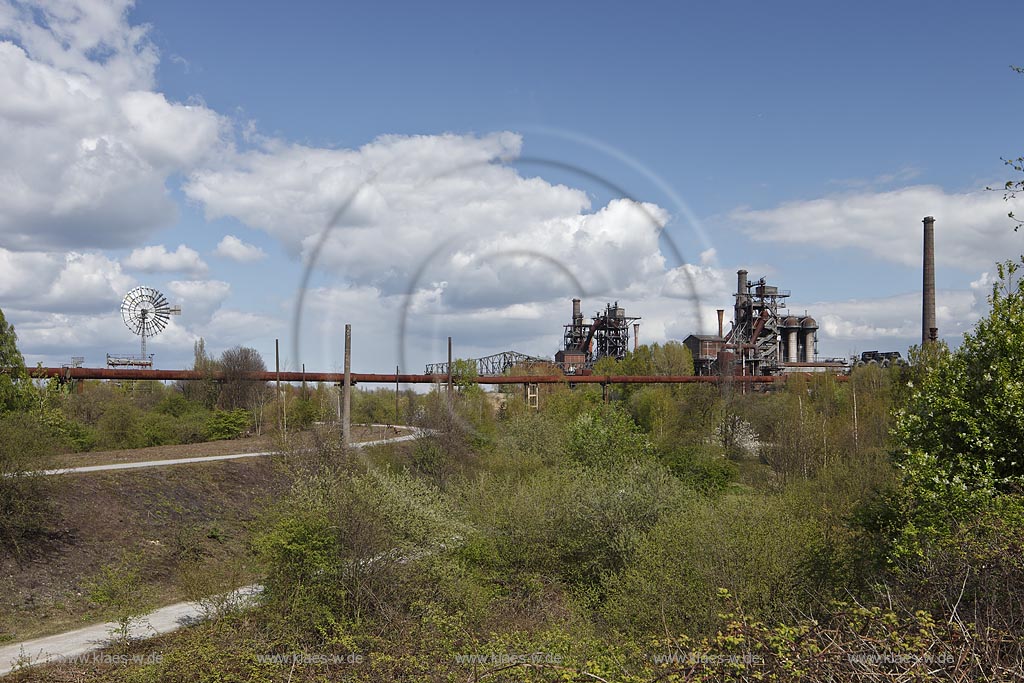 Duisburg Meiderich. Panoramablick zum Windenerieturm links, Hochgasleitung, Bock-Kran, Hochofen 1, 2 und 5 rechts. Der Landschaftspark Duisburg-Nord, auch kurz LaPaDu ist ein etwa 200 Hektar groer Landschaftspark rund um ein stillgelegtes Huettenwerk in Duisburg-Meiderich, das im Rahmen der IBA (Internationale Bauausstellung Emscher Park) entstand. Der Landschaftspark ist einer der Ankerpunkte der Europaeischen Route der Industriekultur sowie der Route der Industriekultur im Ruhrgebiet;  Duisburg-Meiderich, the Meiderich ironworks are the main feature in the North Duisburg Landscape Park, panorama view with wind turbine tower at left side, blast furnace at right side