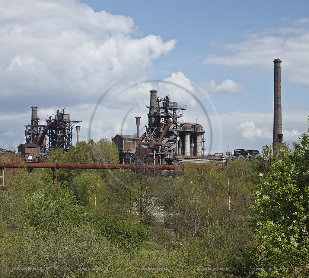 Duisburg Meiderich. Blick zum Hochofen. Der Landschaftspark Duisburg-Nord, auch kurz LaPaDu ist ein etwa 200 Hektar groer Landschaftspark rund um ein stillgelegtes Huettenwerk in Duisburg-Meiderich, das im Rahmen der IBA (Internationale Bauausstellung Emscher Park) entstand. Der Landschaftspark ist einer der Ankerpunkte der Europaeischen Route der Industriekultur sowie der Route der Industriekultur im Ruhrgebiet;  Duisburg-Meiderich, the Meiderich ironworks are the main feature in the North Duisburg Landscape Park, view onto blast furnace.