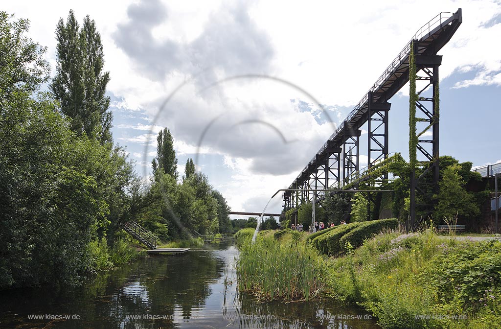 Duisburg Meiderich. Emscherpromenade mit Klarwasserkanal, Sauerstoffanreicherung, Belueftung durch Wasserzufuhr, Wasserkreislauf. Der Landschaftspark Duisburg-Nord, auch kurz LaPaDu ist ein etwa 200 Hektar grosser Landschaftspark rund um ein stillgelegtes Huettenwerk in Duisburg-Meiderich, das im Rahmen der IBA (Internationale Bauausstellung Emscher Park) entstand. Der Landschaftspark ist einer der Ankerpunkte der Europaeischen Route der Industriekultur sowie der Route der Industriekultur im Ruhrgebiet;  Duisburg-Meiderich, the Meiderich ironworks are the main feature in the North Duisburg Landscape Park, clear water canal.