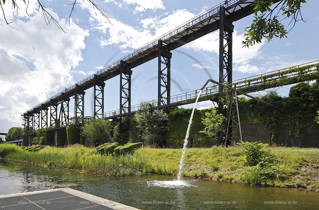 Duisburg Meiderich. Emscherpromenade mit Klarwasserkanal, Sauerstoffanreicherung, Belueftung durch Wasserzufuhr, Wasserkreislauf. Der Landschaftspark Duisburg-Nord, auch kurz LaPaDu ist ein etwa 200 Hektar grosser Landschaftspark rund um ein stillgelegtes Huettenwerk in Duisburg-Meiderich, das im Rahmen der IBA (Internationale Bauausstellung Emscher Park) entstand. Der Landschaftspark ist einer der Ankerpunkte der Europaeischen Route der Industriekultur sowie der Route der Industriekultur im Ruhrgebiet;  Duisburg-Meiderich, the Meiderich ironworks are the main feature in the North Duisburg Landscape Park, clear water canal.