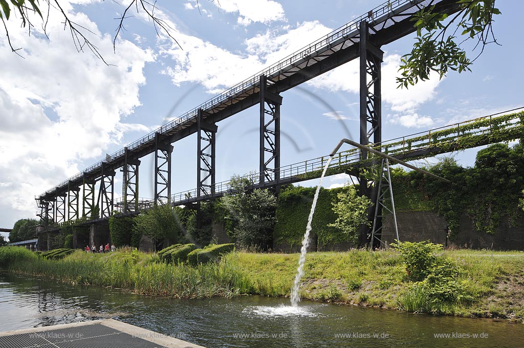 Duisburg Meiderich. Emscherpromenade mit Klarwasserkanal, Sauerstoffanreicherung, Belueftung durch Wasserzufuhr, Wasserkreislauf. Der Landschaftspark Duisburg-Nord, auch kurz LaPaDu ist ein etwa 200 Hektar grosser Landschaftspark rund um ein stillgelegtes Huettenwerk in Duisburg-Meiderich, das im Rahmen der IBA (Internationale Bauausstellung Emscher Park) entstand. Der Landschaftspark ist einer der Ankerpunkte der Europaeischen Route der Industriekultur sowie der Route der Industriekultur im Ruhrgebiet;  Duisburg-Meiderich, the Meiderich ironworks are the main feature in the North Duisburg Landscape Park, clear water canal.