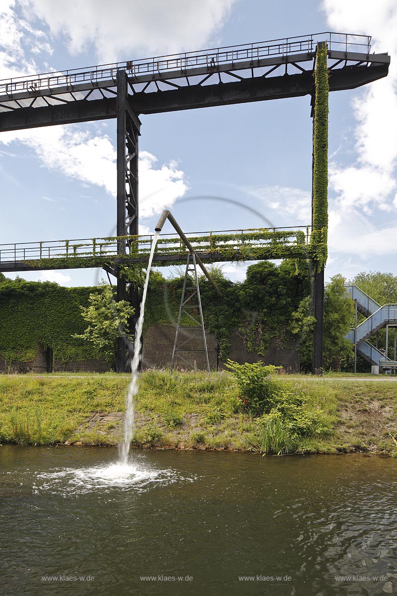 Duisburg Meiderich. Emscherpromenade mit Klarwasserkanal, Sauerstoffanreicherung, Belueftung durch Wasserzufuhr, Wasserkreislauf. Der Landschaftspark Duisburg-Nord, auch kurz LaPaDu ist ein etwa 200 Hektar grosser Landschaftspark rund um ein stillgelegtes Huettenwerk in Duisburg-Meiderich, das im Rahmen der IBA (Internationale Bauausstellung Emscher Park) entstand. Der Landschaftspark ist einer der Ankerpunkte der Europaeischen Route der Industriekultur sowie der Route der Industriekultur im Ruhrgebiet;  Duisburg-Meiderich, the Meiderich ironworks are the main feature in the North Duisburg Landscape Park, clear water canal.