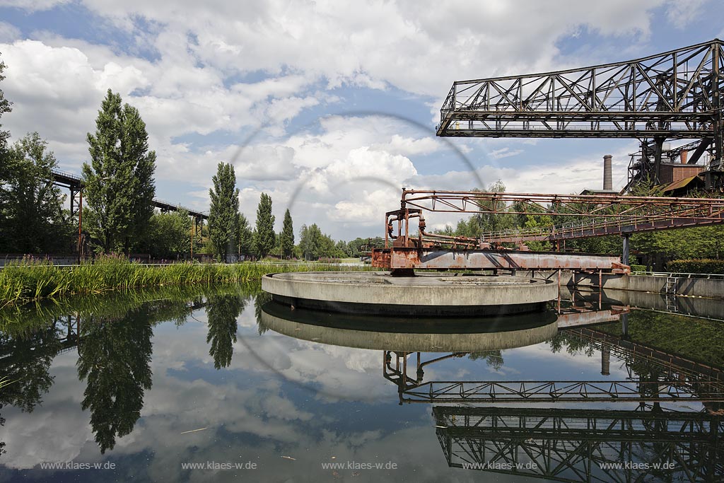 Duisburg Meiderich. Rundklaerbecken, Bock-Kran, Wolkenstimmung. Der Landschaftspark Duisburg-Nord, auch kurz LaPaDu ist ein etwa 200 Hektar grosser Landschaftspark rund um ein stillgelegtes Huettenwerk in Duisburg-Meiderich, das im Rahmen der IBA (Internationale Bauausstellung Emscher Park) entstand. Der Landschaftspark ist einer der Ankerpunkte der Europaeischen Route der Industriekultur sowie der Route der Industriekultur im Ruhrgebiet;  Duisburg-Meiderich, the Meiderich ironworks are the main feature in the North Duisburg Landscape Park, sedimentation tank