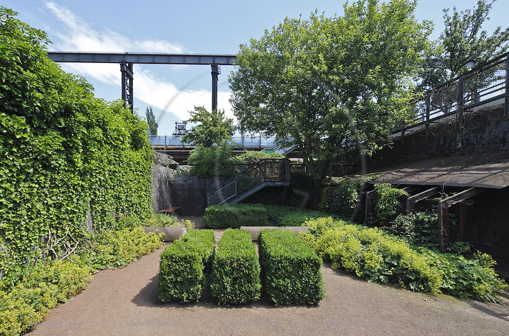 Duisburg Meiderich.Tagesbunker Vorratskammer mit Garten und Buchshecke, von unten. Der Landschaftspark Duisburg-Nord, auch kurz LaPaDu ist ein etwa 200 Hektar grosser Landschaftspark rund um ein stillgelegtes Huettenwerk in Duisburg-Meiderich, das im Rahmen der IBA (Internationale Bauausstellung Emscher Park) entstand. Der Landschaftspark ist einer der Ankerpunkte der Europaeischen Route der Industriekultur sowie der Route der Industriekultur im Ruhrgebiet;  Duisburg-Meiderich, the Meiderich ironworks are the main feature in the North Duisburg Landscape Park, day bunker garden.