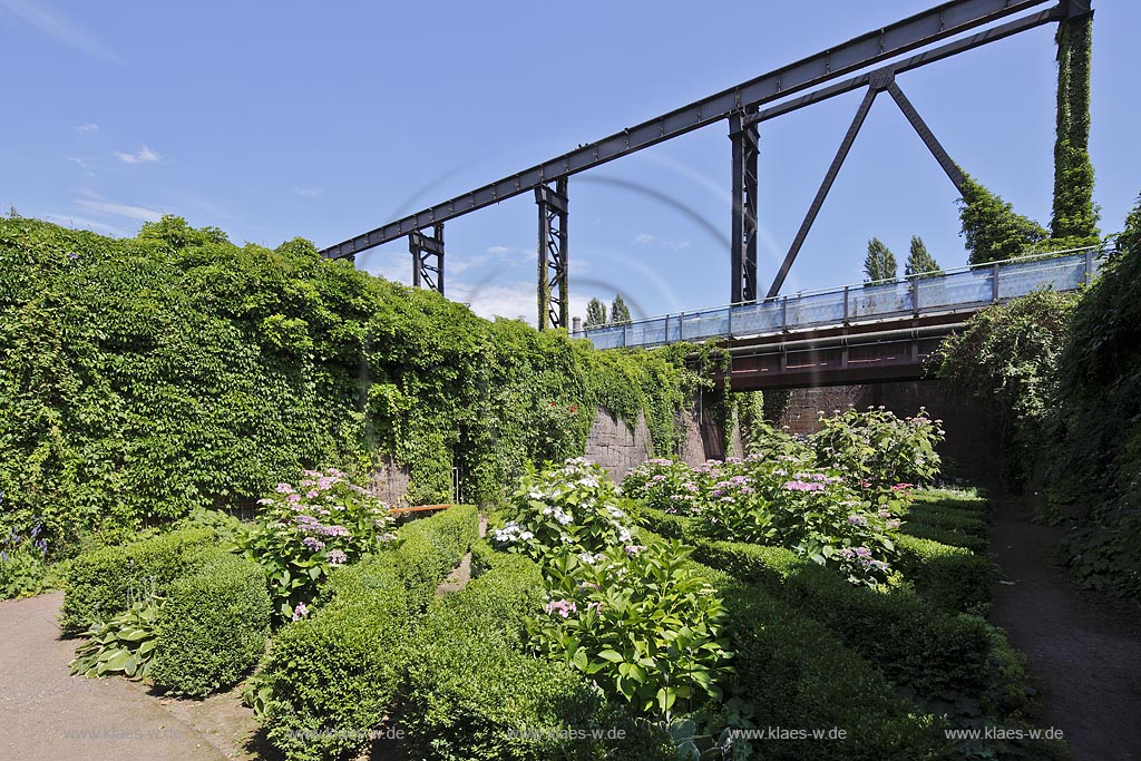 Duisburg Meiderich.Tagesbunker Vorratskammer mit Garten und Buchshecke, von unten. Der Landschaftspark Duisburg-Nord, auch kurz LaPaDu ist ein etwa 200 Hektar grosser Landschaftspark rund um ein stillgelegtes Huettenwerk in Duisburg-Meiderich, das im Rahmen der IBA (Internationale Bauausstellung Emscher Park) entstand. Der Landschaftspark ist einer der Ankerpunkte der Europaeischen Route der Industriekultur sowie der Route der Industriekultur im Ruhrgebiet;  Duisburg-Meiderich, the Meiderich ironworks are the main feature in the North Duisburg Landscape Park, day bunker garden.