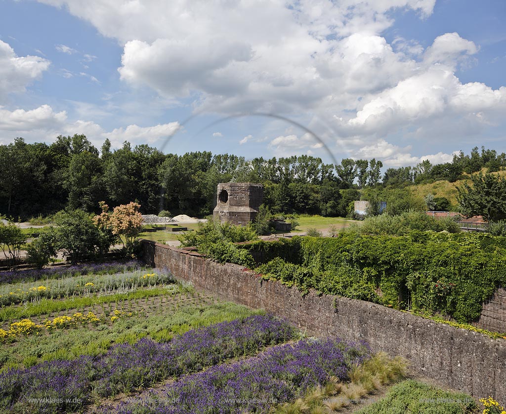 Duisburg Meiderich.Sinterplatz mit Tagesbunker Vorratskammer mit Garten, Lavendelbluehte. Der Landschaftspark Duisburg-Nord, auch kurz LaPaDu ist ein etwa 200 Hektar grosser Landschaftspark rund um ein stillgelegtes Huettenwerk in Duisburg-Meiderich, das im Rahmen der IBA (Internationale Bauausstellung Emscher Park) entstand. Der Landschaftspark ist einer der Ankerpunkte der Europaeischen Route der Industriekultur sowie der Route der Industriekultur im Ruhrgebiet;  Duisburg-Meiderich, the Meiderich ironworks are the main feature in the North Duisburg Landscape Park, day bunker garden.