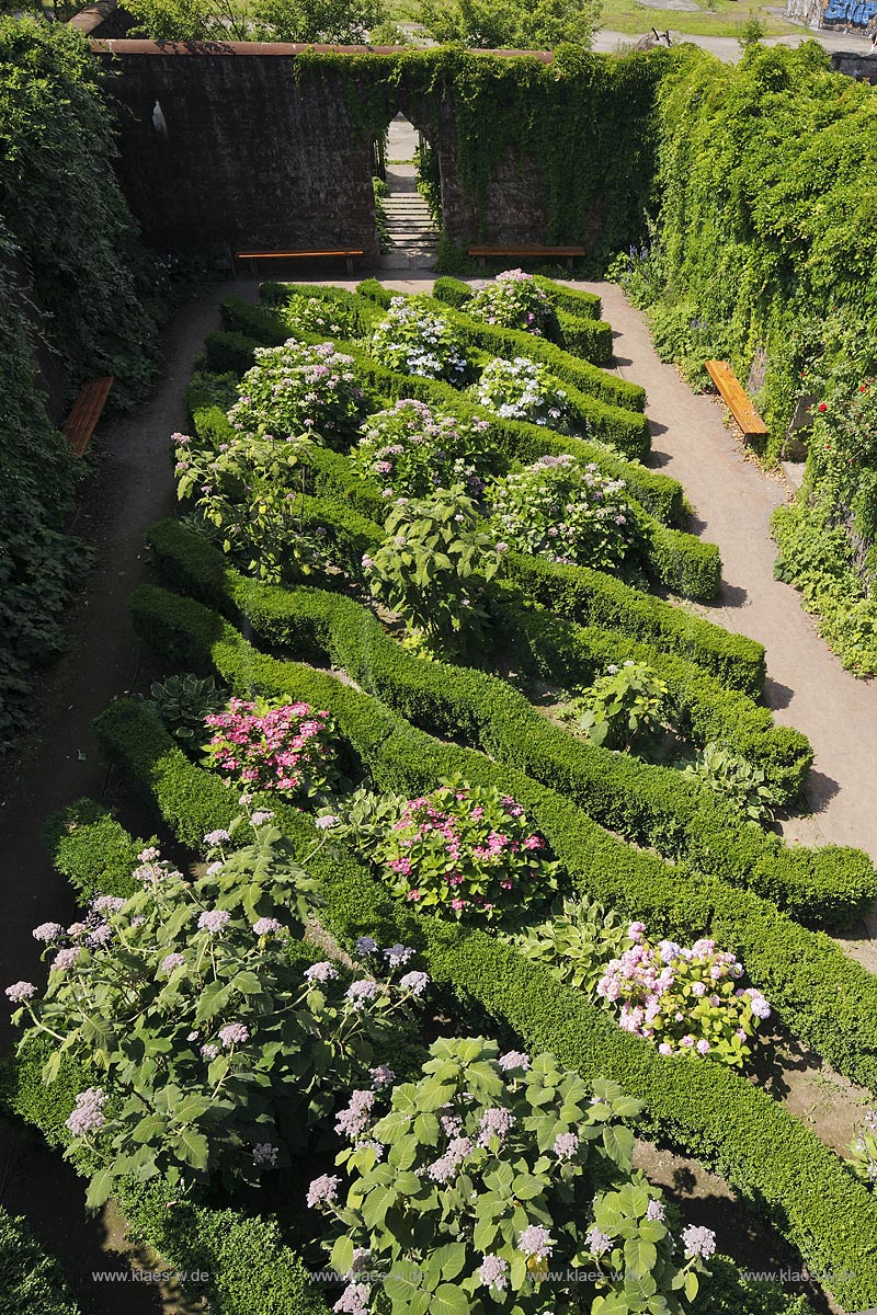 Duisburg Meiderich.Tagesbunker Vorratskammer mit Garten und Buchshecke, von oben. Der Landschaftspark Duisburg-Nord, auch kurz LaPaDu ist ein etwa 200 Hektar grosser Landschaftspark rund um ein stillgelegtes Huettenwerk in Duisburg-Meiderich, das im Rahmen der IBA (Internationale Bauausstellung Emscher Park) entstand. Der Landschaftspark ist einer der Ankerpunkte der Europaeischen Route der Industriekultur sowie der Route der Industriekultur im Ruhrgebiet;  Duisburg-Meiderich, the Meiderich ironworks are the main feature in the North Duisburg Landscape Park, day bunker garden.