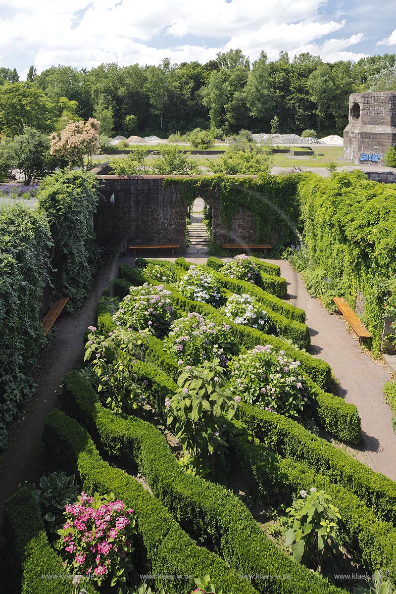 Duisburg Meiderich.Tagesbunker Vorratskammer mit Garten und Buchshecke, von oben. Der Landschaftspark Duisburg-Nord, auch kurz LaPaDu ist ein etwa 200 Hektar grosser Landschaftspark rund um ein stillgelegtes Huettenwerk in Duisburg-Meiderich, das im Rahmen der IBA (Internationale Bauausstellung Emscher Park) entstand. Der Landschaftspark ist einer der Ankerpunkte der Europaeischen Route der Industriekultur sowie der Route der Industriekultur im Ruhrgebiet;  Duisburg-Meiderich, the Meiderich ironworks are the main feature in the North Duisburg Landscape Park, day bunker garden.