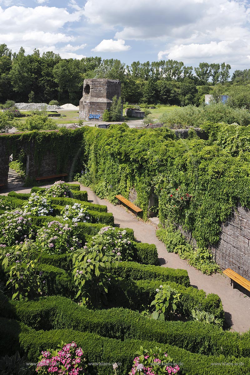 Duisburg Meiderich.Tagesbunker Vorratskammer mit Garten und Buchshecke, von oben. Der Landschaftspark Duisburg-Nord, auch kurz LaPaDu ist ein etwa 200 Hektar grosser Landschaftspark rund um ein stillgelegtes Huettenwerk in Duisburg-Meiderich, das im Rahmen der IBA (Internationale Bauausstellung Emscher Park) entstand. Der Landschaftspark ist einer der Ankerpunkte der Europaeischen Route der Industriekultur sowie der Route der Industriekultur im Ruhrgebiet;  Duisburg-Meiderich, the Meiderich ironworks are the main feature in the North Duisburg Landscape Park, day bunker garden.