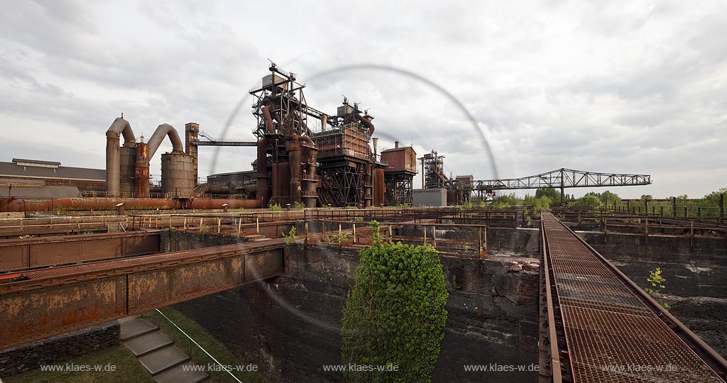 Duisburg Meiderich, der Landschaftspark Duisburg-Nord, auch kurz LaPaDu ist ein etwa 200 Hektar groer Landschaftspark rund um ein stillgelegtes Huettenwerk in Duisburg-Meiderich, das im Rahmen der IBA (Internationale Bauausstellung Emscher Park) entstand. Der Landschaftspark ist einer der Ankerpunkte der Europaeischen Route der Industriekultur sowie der Route der Industriekultur im Ruhrgebiet. Blick auf Gaswascher, Hochofen 1, 2 und 5, Erzbunker und Almaufstieg im Vordergrund, Bock-Kran ueber die Bunkeranlage im Hintergrund;  Duisburg-Meiderich, the Meiderich ironworks are the main feature in the North Duisburg Landscape Park