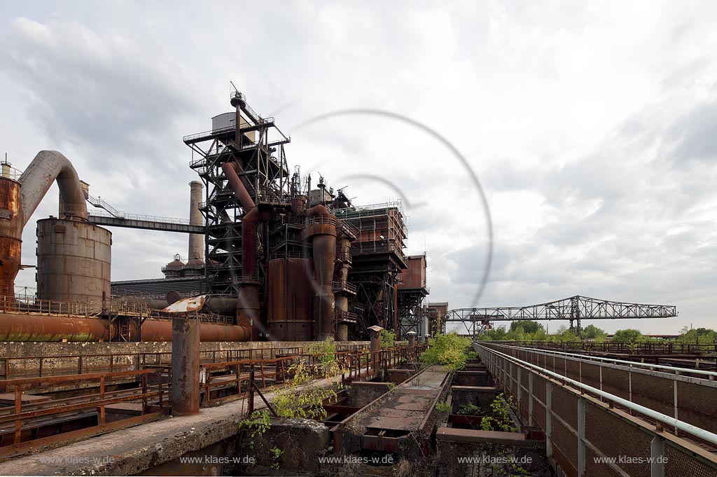 Duisburg Meiderich, der Landschaftspark Duisburg-Nord, auch kurz LaPaDu ist ein etwa 200 Hektar groer Landschaftspark rund um ein stillgelegtes Huettenwerk in Duisburg-Meiderich, das im Rahmen der IBA (Internationale Bauausstellung Emscher Park) entstand. Der Landschaftspark ist einer der Ankerpunkte der Europaeischen Route der Industriekultur sowie der Route der Industriekultur im Ruhrgebiet. Blick auf Gaswascher, Hochofen 1, 2 und 5, Erzbunker und Almaufstieg im Vordergrund, Bock-Kran ueber die Bunkeranlage im Hintergrund;  Duisburg-Meiderich, the Meiderich ironworks are the main feature in the North Duisburg Landscape Park