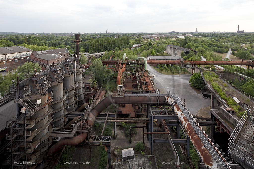 Duisburg Meiderich, der Landschaftspark Duisburg-Nord, auch kurz LaPaDu ist ein etwa 200 Hektar groer Landschaftspark rund um ein stillgelegtes Huettenwerk in Duisburg-Meiderich, das im Rahmen der IBA (Internationale Bauausstellung Emscher Park) entstand. Der Landschaftspark ist einer der Ankerpunkte der Europaeischen Route der Industriekultur sowie der Route der Industriekultur im Ruhrgebiet.Kraftzentrale links im Bild, Gasfoerderstation und Gasreinigung Ost im Vordergrund, Auftauhalle, Schalthaus West und Steinhallenplatz rechts im Bild; Duisburg-Meiderich, the Meiderich ironworks are the main feature in the North Duisburg Landscape Park