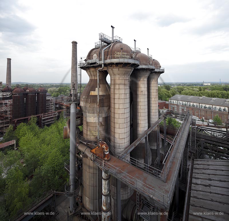 Duisburg Meiderich, der Landschaftspark Duisburg-Nord, auch kurz LaPaDu ist ein etwa 200 Hektar groer Landschaftspark rund um ein stillgelegtes Huettenwerk in Duisburg-Meiderich, das im Rahmen der IBA (Internationale Bauausstellung Emscher Park) entstand. Der Landschaftspark ist einer der Ankerpunkte der Europaeischen Route der Industriekultur sowie der Route der Industriekultur im Ruhrgebiet. Cowper Hochofen 5, Kraftzentrale im Hintergrund, aufgenommen vom Hochofen 5, 2/3 Kaminen, Vogelkirschen zwischen den Cowpergruppen; Duisburg-Meiderich, the Meiderich ironworks are the main feature in the North Duisburg Landscape Park