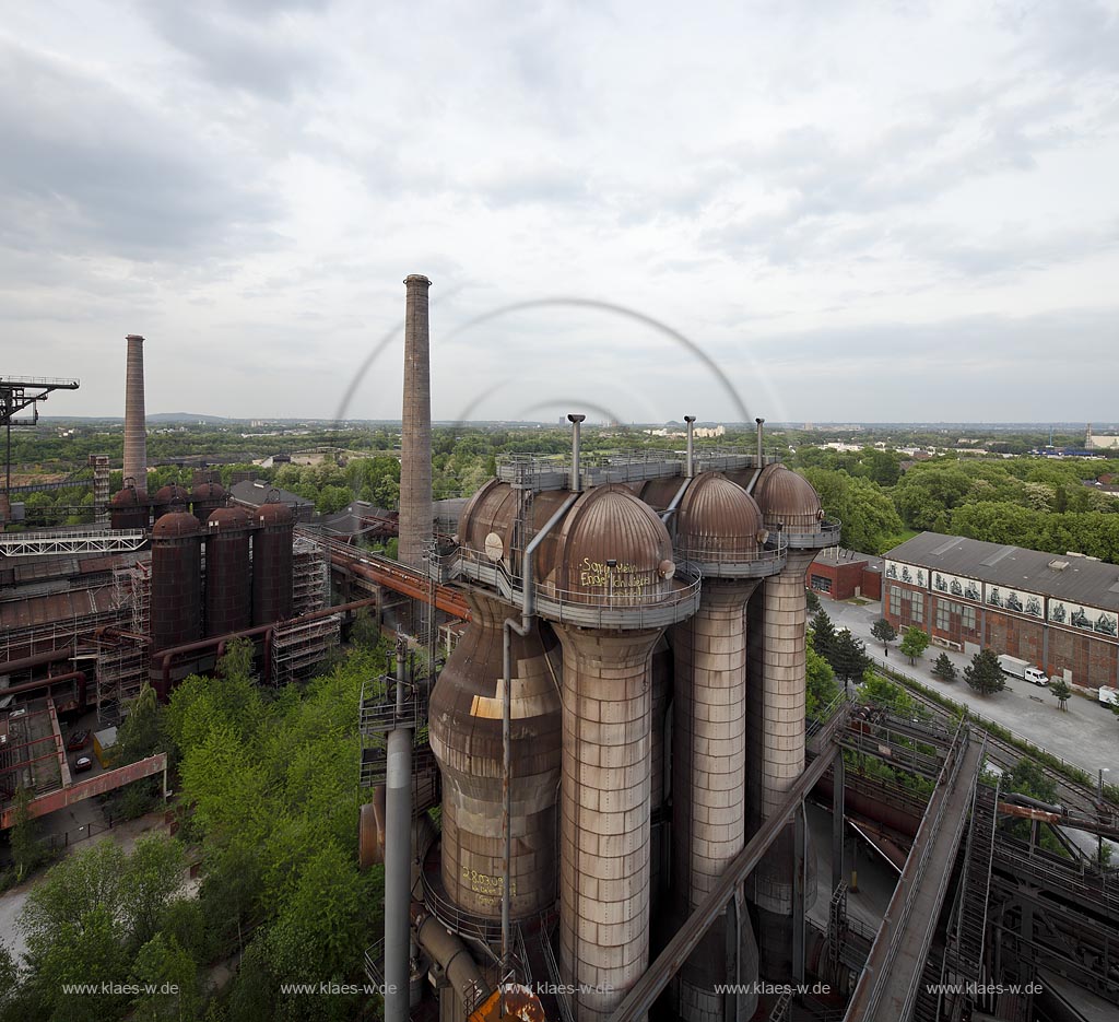 Duisburg Meiderich, der Landschaftspark Duisburg-Nord, auch kurz LaPaDu ist ein etwa 200 Hektar groer Landschaftspark rund um ein stillgelegtes Huettenwerk in Duisburg-Meiderich, das im Rahmen der IBA (Internationale Bauausstellung Emscher Park) entstand. Der Landschaftspark ist einer der Ankerpunkte der Europaeischen Route der Industriekultur sowie der Route der Industriekultur im Ruhrgebiet. Im Vordergrund: Cowper Hochofen 5, im Hinteergrund links Cowper Hochofen 2, im Hintergrund rechts Kraftzentrale, Hauptschalthaus, Baeume, Vogelkirschen zwischen den Cowpergruppen; Duisburg-Meiderich, the Meiderich ironworks are the main feature in the North Duisburg Landscape Park