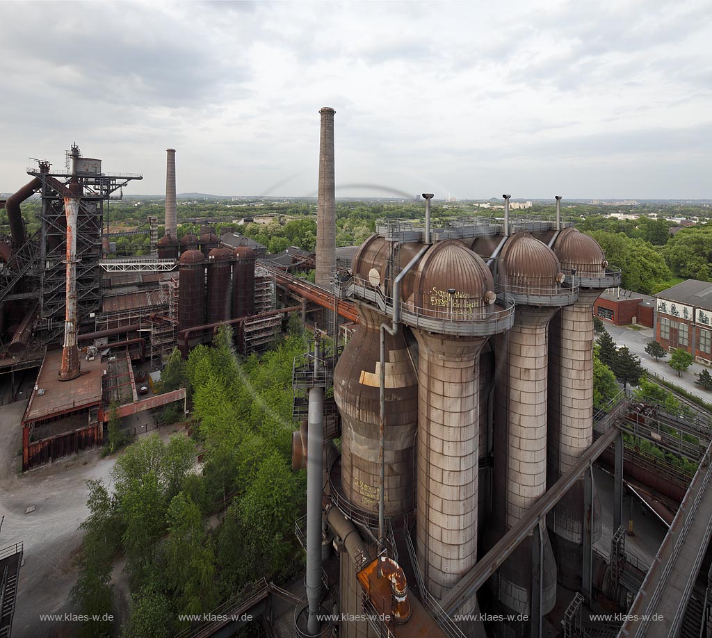 Duisburg Meiderich, der Landschaftspark Duisburg-Nord, auch kurz LaPaDu ist ein etwa 200 Hektar groer Landschaftspark rund um ein stillgelegtes Huettenwerk in Duisburg-Meiderich, das im Rahmen der IBA (Internationale Bauausstellung Emscher Park) entstand. Der Landschaftspark ist einer der Ankerpunkte der Europaeischen Route der Industriekultur sowie der Route der Industriekultur im Ruhrgebiet. Im Vordergrund: Cowper Hochofen 5, im Hinteergrund links Cowper Hochofen 2, im Hintergrund rechts Kraftzentrale, Hauptschalthaus, Baeume, Vogelkirschen zwischen den Cowpergruppen; Duisburg-Meiderich, the Meiderich ironworks are the main feature in the North Duisburg Landscape Park