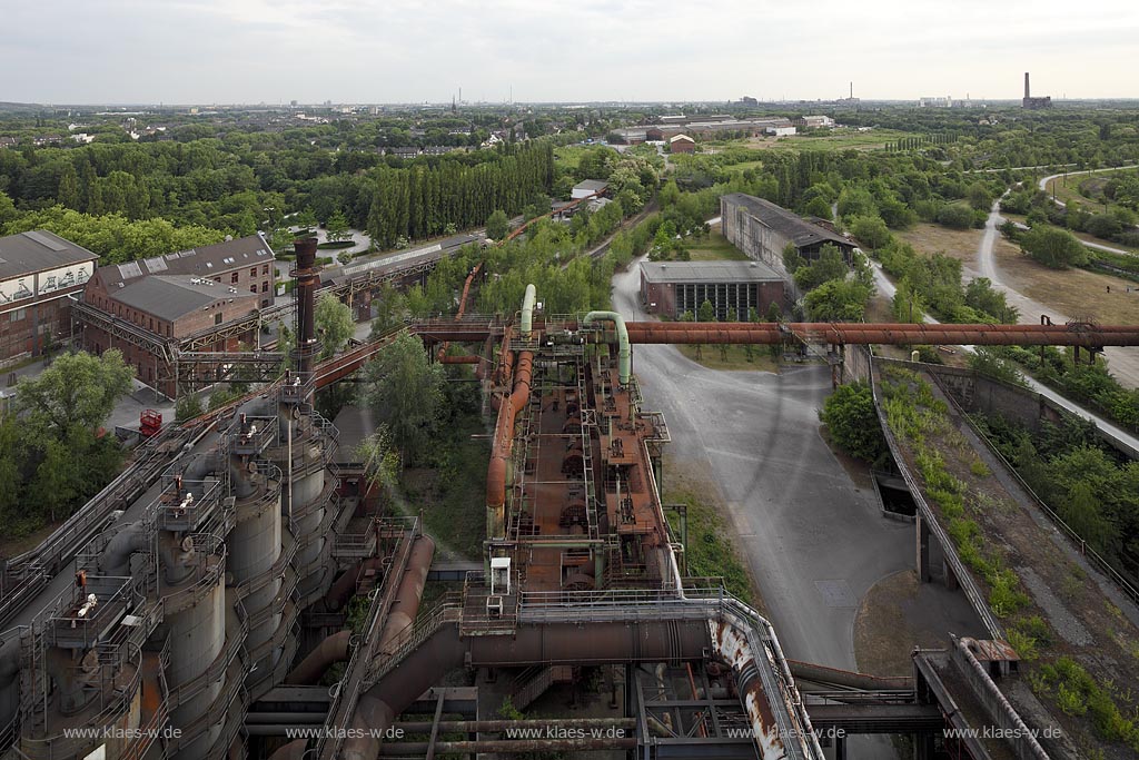 Duisburg Meiderich, der Landschaftspark Duisburg-Nord, auch kurz LaPaDu ist ein etwa 200 Hektar groer Landschaftspark rund um ein stillgelegtes Huettenwerk in Duisburg-Meiderich, das im Rahmen der IBA (Internationale Bauausstellung Emscher Park) entstand. Der Landschaftspark ist einer der Ankerpunkte der Europaeischen Route der Industriekultur sowie der Route der Industriekultur im Ruhrgebiet.Links imk Bild Kraftzentrale, alte Verwaltung (Jugendhotel) und Schalthaus 1, mittig Gasfoerderstation und Gasreinigung, Hintergrund rechts Auftauhalle und Schalthaus West, Seitenrand rechts Steinhallenplatz und Gleisharfe; Duisburg-Meiderich, the Meiderich ironworks are the main feature in the North Duisburg Landscape Park