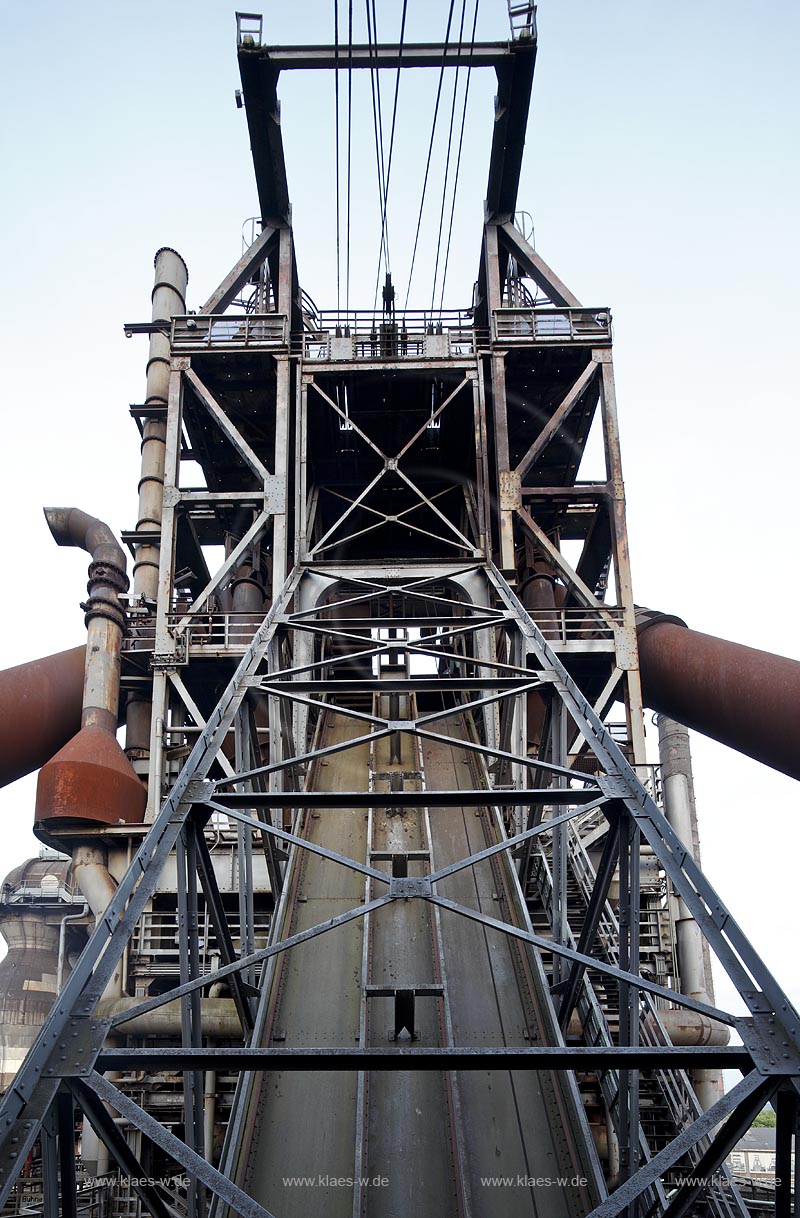 Duisburg Meiderich, der Landschaftspark Duisburg-Nord, auch kurz LaPaDu ist ein etwa 200 Hektar groer Landschaftspark rund um ein stillgelegtes Huettenwerk in Duisburg-Meiderich, das im Rahmen der IBA (Internationale Bauausstellung Emscher Park) entstand. Der Landschaftspark ist einer der Ankerpunkte der Europaeischen Route der Industriekultur sowie der Route der Industriekultur im Ruhrgebiet. Detailansicht eines Schraegaufzuges an Hochofen 5; Duisburg-Meiderich, the Meiderich ironworks are the main feature in the North Duisburg Landscape Park