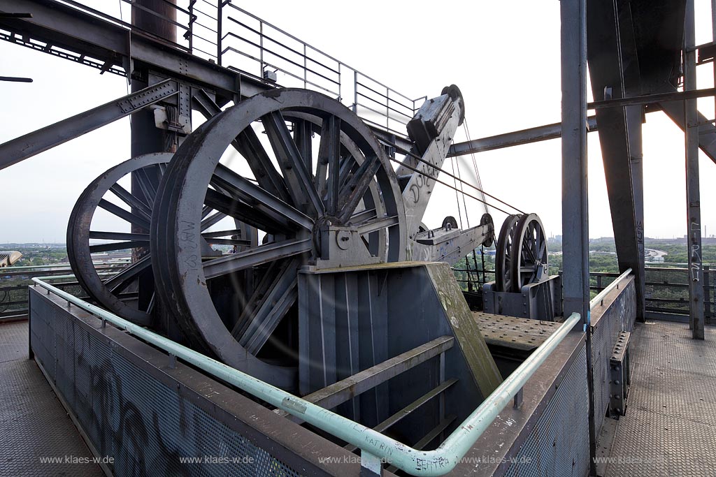 Duisburg Meiderich, der Landschaftspark Duisburg-Nord, auch kurz LaPaDu ist ein etwa 200 Hektar groer Landschaftspark rund um ein stillgelegtes Huettenwerk in Duisburg-Meiderich, das im Rahmen der IBA (Internationale Bauausstellung Emscher Park) entstand. Der Landschaftspark ist einer der Ankerpunkte der Europaeischen Route der Industriekultur sowie der Route der Industriekultur im Ruhrgebiet. Glockenhebebuehne: Seilscheiben des Schraegaufzuges von Hochofen 5, Sichtbar auf 