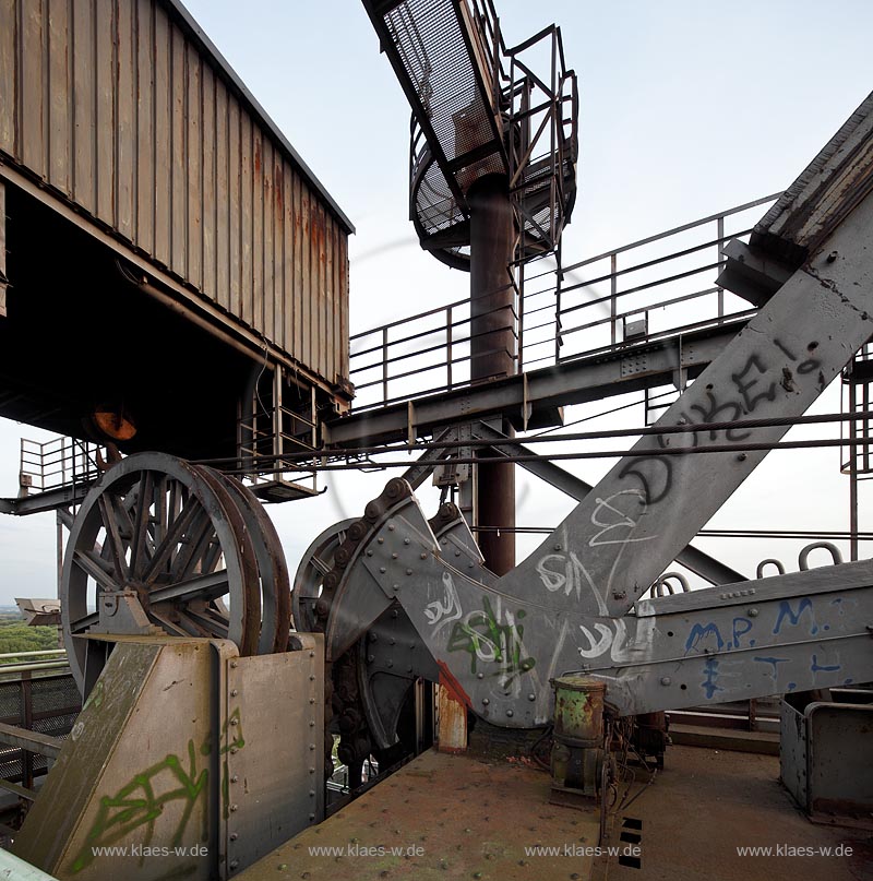 Duisburg Meiderich, der Landschaftspark Duisburg-Nord, auch kurz LaPaDu ist ein etwa 200 Hektar groer Landschaftspark rund um ein stillgelegtes Huettenwerk in Duisburg-Meiderich, das im Rahmen der IBA (Internationale Bauausstellung Emscher Park) entstand. Der Landschaftspark ist einer der Ankerpunkte der Europaeischen Route der Industriekultur sowie der Route der Industriekultur im Ruhrgebiet. Glockenhebebuehne auf Hochofen 5. Ansicht der Seilscheiben auf der Aussichtsplattform in ca. 55 Metern Hoehe; Duisburg-Meiderich, the Meiderich ironworks are the main feature in the North Duisburg Landscape Park