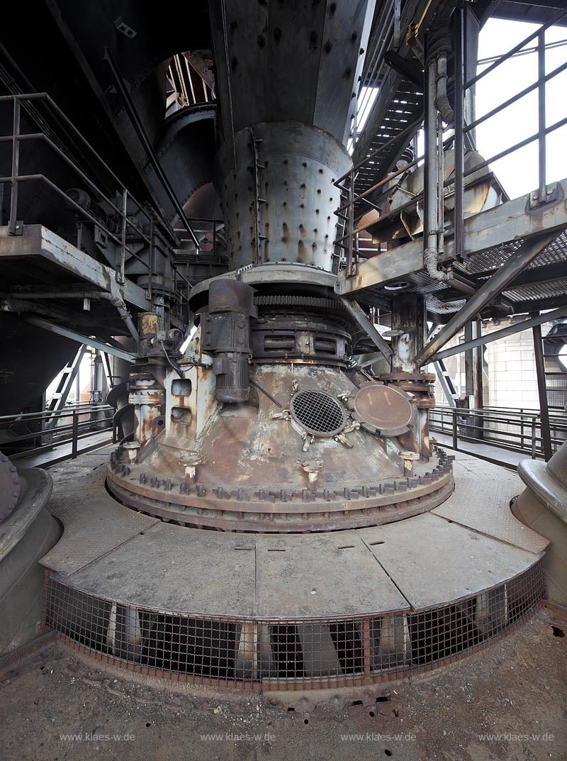 Duisburg Meiderich, der Landschaftspark Duisburg-Nord, auch kurz LaPaDu ist ein etwa 200 Hektar groer Landschaftspark rund um ein stillgelegtes Huettenwerk in Duisburg-Meiderich, das im Rahmen der IBA (Internationale Bauausstellung Emscher Park) entstand. Der Landschaftspark ist einer der Ankerpunkte der Europaeischen Route der Industriekultur sowie der Route der Industriekultur im Ruhrgebiet. Hochofen 5 in Hoehe der Gicht, Drehtrichter und Einfuelltrichter; Duisburg-Meiderich, the Meiderich ironworks are the main feature in the North Duisburg Landscape Park