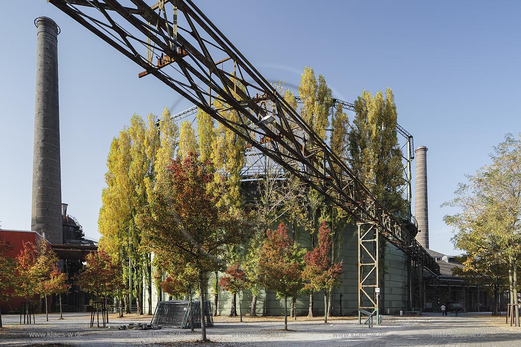 Duisburg Meiderich. Tauchgasometer. Der Landschaftspark Duisburg-Nord, auch kurz LaPaDu ist ein etwa 200 Hektar grosser Landschaftspark rund um ein stillgelegtes Huettenwerk in Duisburg-Meiderich, das im Rahmen der IBA (Internationale Bauausstellung Emscher Park) entstand. Der Landschaftspark ist einer der Ankerpunkte der Europaeischen Route der Industriekultur sowie der Route der Industriekultur im Ruhrgebiet; Duisburg-Meiderich, the Meiderich ironworks are the main feature in the North Duisburg Landscape Park, Diving Gasometer