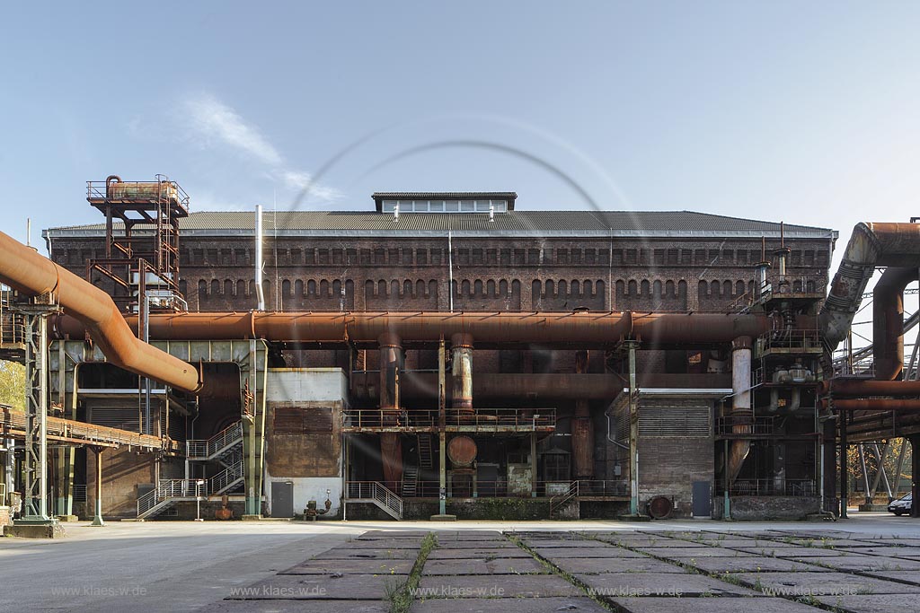 Duisburg-Meiderich, Blick auf die Geblaesehalle. Der Landschaftspark Duisburg-Nord, auch kurz LaPaDu ist ein etwa 200 Hektar grosser Landschaftspark rund um ein stillgelegtes Huettenwerk in Duisburg-Meiderich, das im Rahmen der IBA (Internationale Bauausstellung Emscher Park) entstand. Der Landschaftspark ist einer der Ankerpunkte der Europaeischen Route der Industriekultur sowie der Route der Industriekultur im Ruhrgebiet; Duisburg-Meiderich, view to the blower hall.