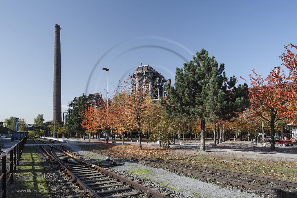 Duisburg Meiderich. Gleisanlage mit Hochofen 5. Der Landschaftspark Duisburg-Nord, auch kurz LaPaDu ist ein etwa 200 Hektar grosser Landschaftspark rund um ein stillgelegtes Huettenwerk in Duisburg-Meiderich, das im Rahmen der IBA (Internationale Bauausstellung Emscher Park) entstand. Der Landschaftspark ist einer der Ankerpunkte der Europaeischen Route der Industriekultur sowie der Route der Industriekultur im Ruhrgebiet; Duisburg-Meiderich, the Meiderich ironworks are the main feature in the North Duisburg Landscape Park