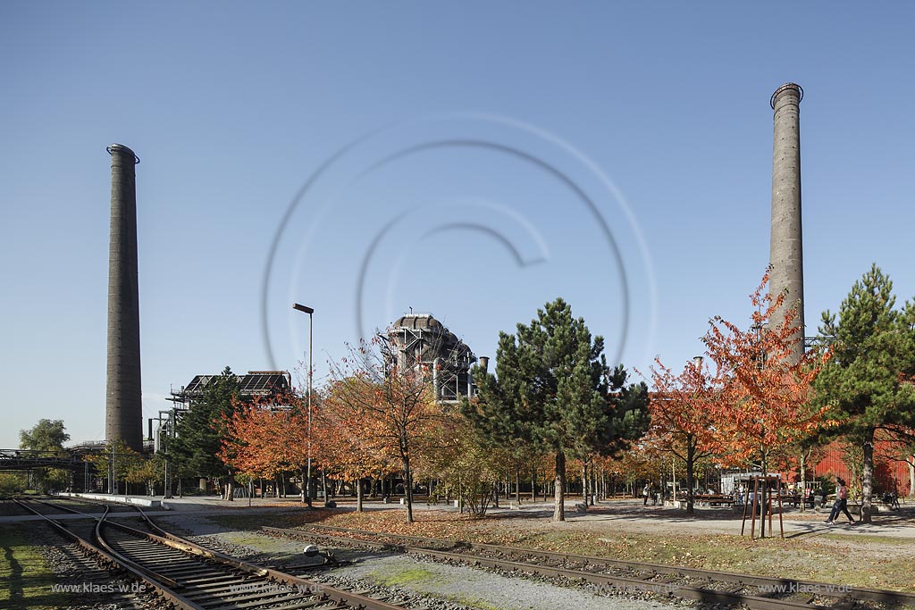 Duisburg Meiderich. Gleisanlage mit Hochofen 5. Der Landschaftspark Duisburg-Nord, auch kurz LaPaDu ist ein etwa 200 Hektar grosser Landschaftspark rund um ein stillgelegtes Huettenwerk in Duisburg-Meiderich, das im Rahmen der IBA (Internationale Bauausstellung Emscher Park) entstand. Der Landschaftspark ist einer der Ankerpunkte der Europaeischen Route der Industriekultur sowie der Route der Industriekultur im Ruhrgebiet; Duisburg-Meiderich, the Meiderich ironworks are the main feature in the North Duisburg Landscape Park