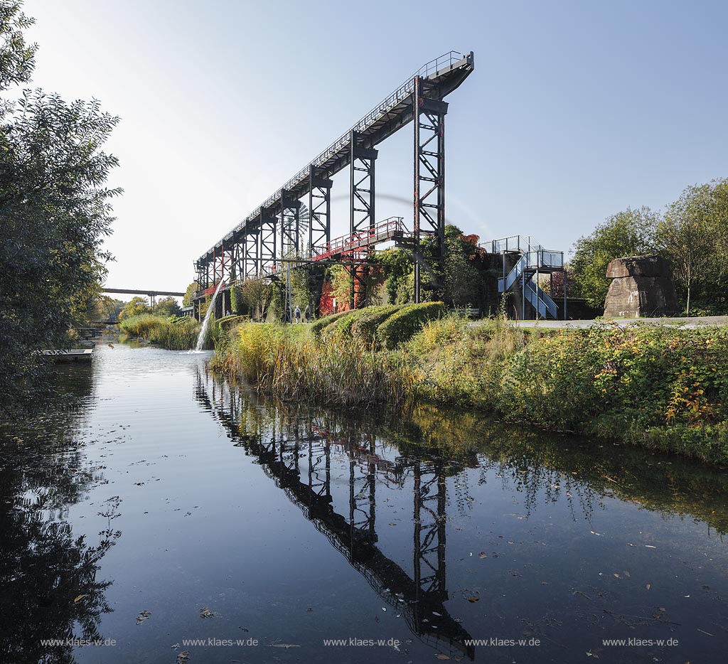 Duisburg Meiderich, Emscherpromenade Alte Emscher mit Klarwasserkanal, Sauerstoffanreicherung, Belueftung durch Wasserzufuhr, Wasserkreislauf. Der Landschaftspark Duisburg-Nord, auch kurz LaPaDu ist ein etwa 200 Hektar grosser Landschaftspark rund um ein stillgelegtes Huettenwerk in Duisburg-Meiderich, das im Rahmen der IBA (Internationale Bauausstellung Emscher Park) entstand. Der Landschaftspark ist einer der Ankerpunkte der Europaeischen Route der Industriekultur sowie der Route der Industriekultur im Ruhrgebiet; Duisburg-Meiderich, the Meiderich ironworks are the main feature in the North Duisburg Landscape Park, clear water canal. ; Duisburg-Meiderich,  esplanade of the river Alte Emscher, clear-water-canal.