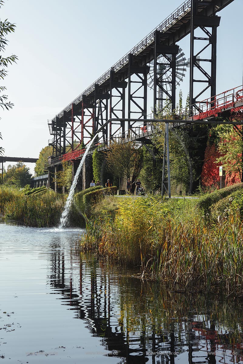 Duisburg Meiderich, Emscherpromenade Alte Emscher mit Klarwasserkanal, Sauerstoffanreicherung, Belueftung durch Wasserzufuhr, Wasserkreislauf. Der Landschaftspark Duisburg-Nord, auch kurz LaPaDu ist ein etwa 200 Hektar grosser Landschaftspark rund um ein stillgelegtes Huettenwerk in Duisburg-Meiderich, das im Rahmen der IBA (Internationale Bauausstellung Emscher Park) entstand. Der Landschaftspark ist einer der Ankerpunkte der Europaeischen Route der Industriekultur sowie der Route der Industriekultur im Ruhrgebiet; Duisburg-Meiderich, the Meiderich ironworks are the main feature in the North Duisburg Landscape Park, clear water canal. ; Duisburg-Meiderich,  esplanade of the river Alte Emscher, clear-water-canal.