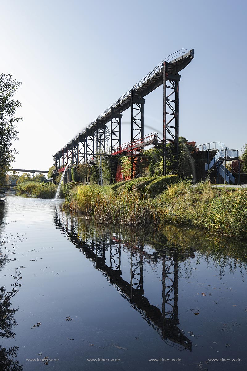 Duisburg Meiderich, Emscherpromenade Alte Emscher mit Klarwasserkanal, Sauerstoffanreicherung, Belueftung durch Wasserzufuhr, Wasserkreislauf. Der Landschaftspark Duisburg-Nord, auch kurz LaPaDu ist ein etwa 200 Hektar grosser Landschaftspark rund um ein stillgelegtes Huettenwerk in Duisburg-Meiderich, das im Rahmen der IBA (Internationale Bauausstellung Emscher Park) entstand. Der Landschaftspark ist einer der Ankerpunkte der Europaeischen Route der Industriekultur sowie der Route der Industriekultur im Ruhrgebiet; Duisburg-Meiderich, the Meiderich ironworks are the main feature in the North Duisburg Landscape Park, clear water canal. ; Duisburg-Meiderich,  esplanade of the river Alte Emscher, clear-water-canal.