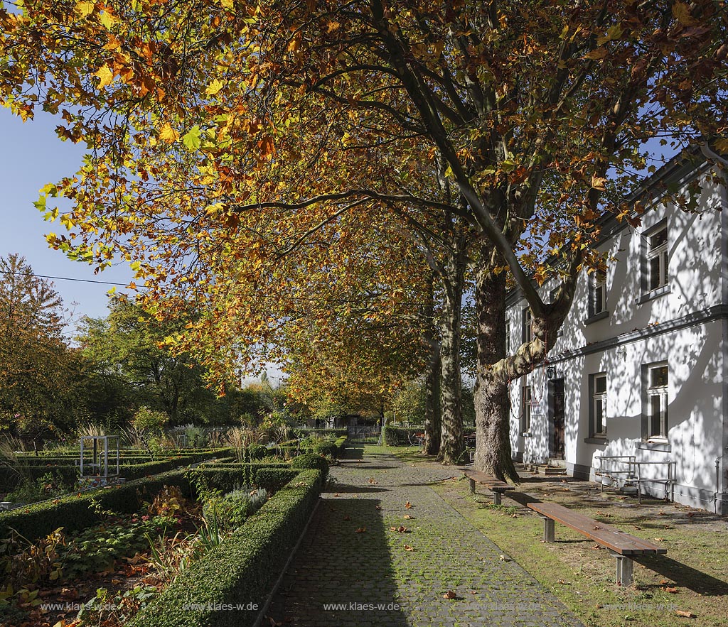 Duisburg-Meiderich, Lernbauernhof Ingenhammshof, Beratungscafe. Landschaftspark Duisburg-Nord, auch kurz LaPaDu ist ein etwa 200 Hektar grosser Landschaftspark rund um ein stillgelegtes Huettenwerk in Duisburg-Meiderich, das im Rahmen der IBA (Internationale Bauausstellung Emscher Park) entstand. Der Landschaftspark ist einer der Ankerpunkte der Europaeischen Route der Industriekultur sowie der Route der Industriekultur im Ruhrgebiet; Duisburg-Meiderich, farm Lernbauernhof Ingenhammshof, counsel cafe.