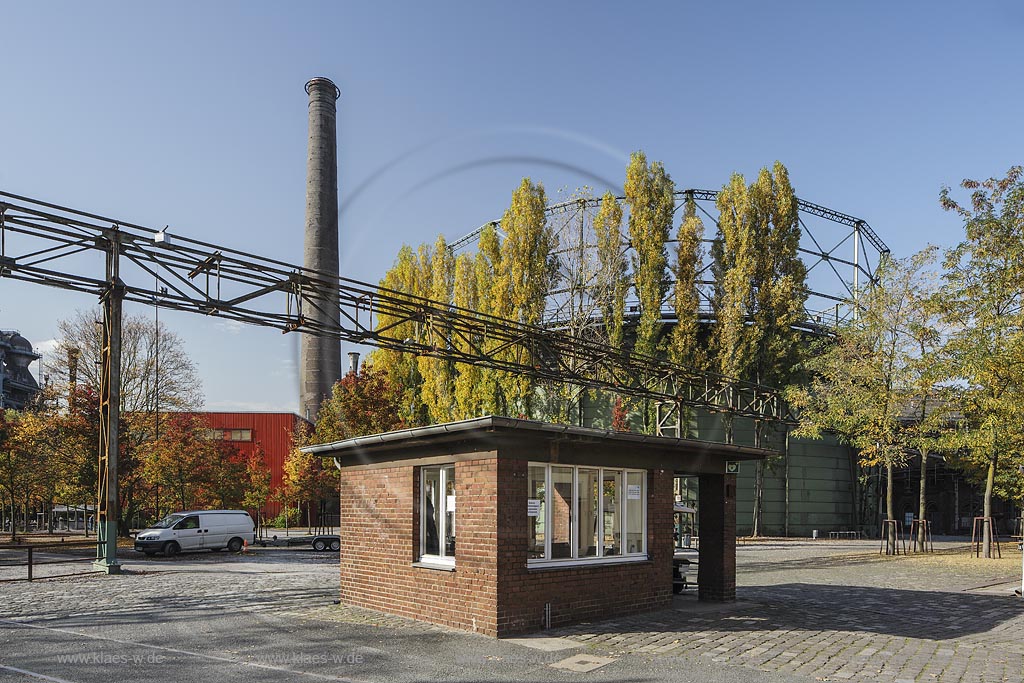 Duisburg-Meiderich, Blick auf das Pfoertnerhaus. Landschaftspark Duisburg-Nord, auch kurz LaPaDu ist ein etwa 200 Hektar grosser Landschaftspark rund um ein stillgelegtes Huettenwerk in Duisburg-Meiderich, das im Rahmen der IBA (Internationale Bauausstellung Emscher Park) entstand. Der Landschaftspark ist einer der Ankerpunkte der Europaeischen Route der Industriekultur sowie der Route der Industriekultur im Ruhrgebiet; Duisburg-Meiderich, view to the gatekeeper's house.